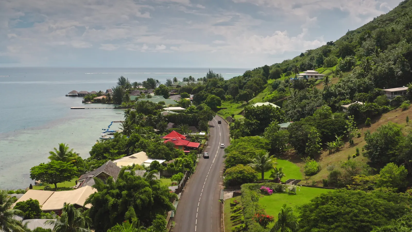 La route côtière de Moorea serpentant entre végétation tropicale et lagon