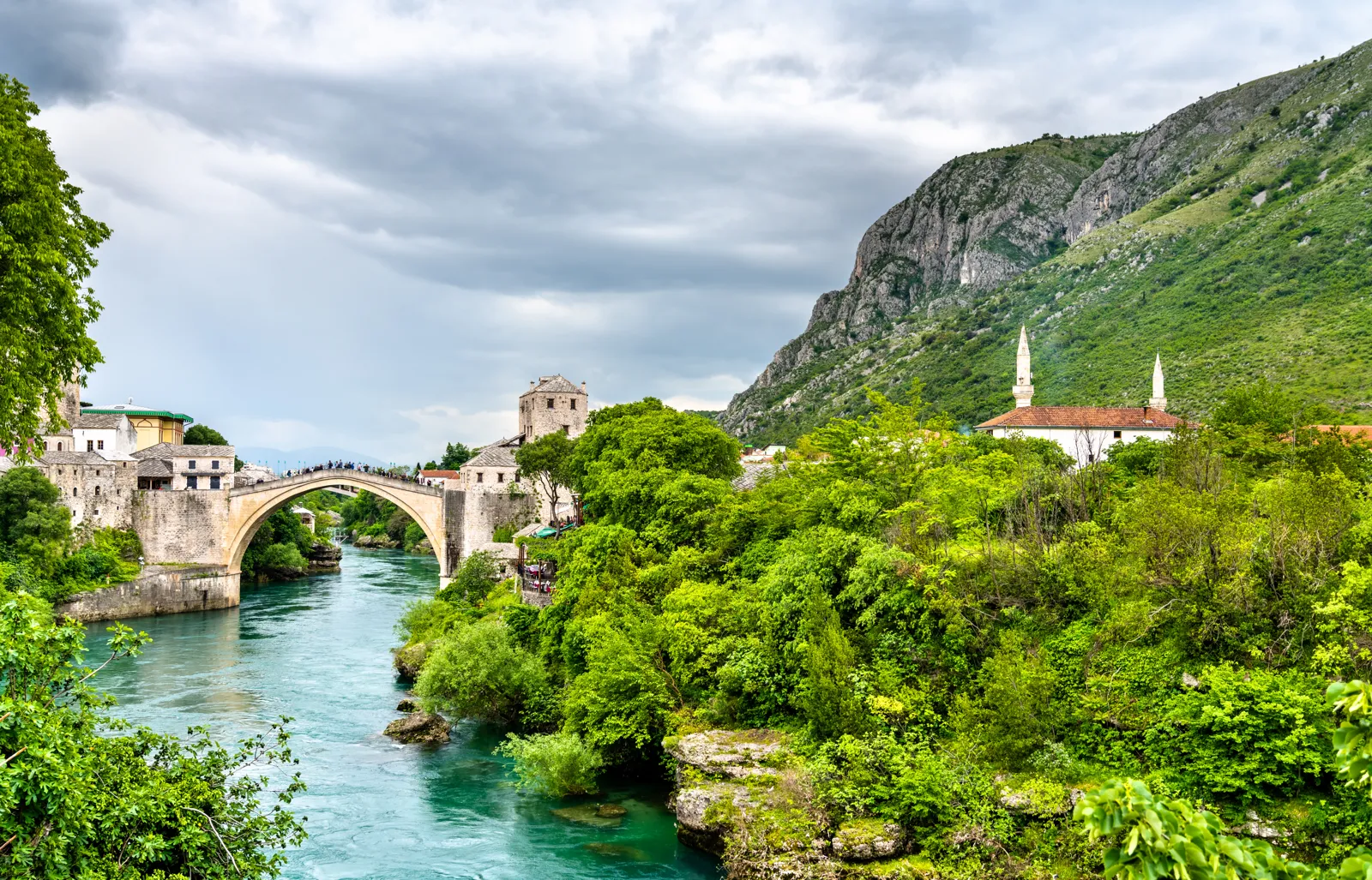 Mostar : que faire autour du Vieux Pont, excursions et climat Le Vieux Pont de Mostar au-dessus de la Neretva