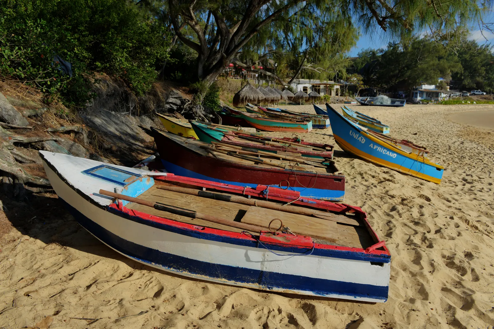 Voyage au Mozambique : guide pratique, itinéraires et budget Bateaux de pêche sur la plage de Tofo au Mozambique