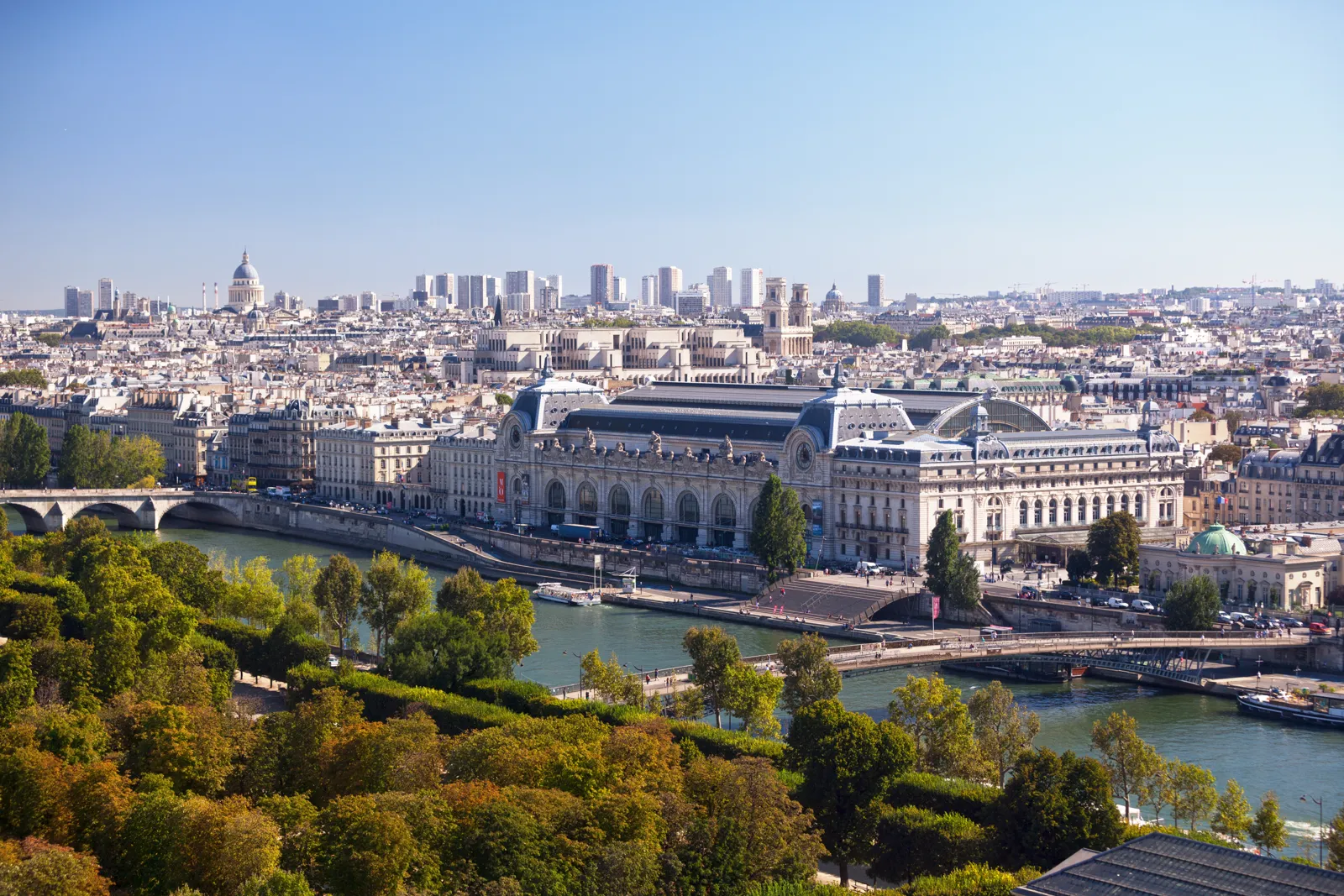 Visiter le musée d'Orsay : billets, horaires et conseils Le musée d'Orsay au bord de la Seine vu du ciel