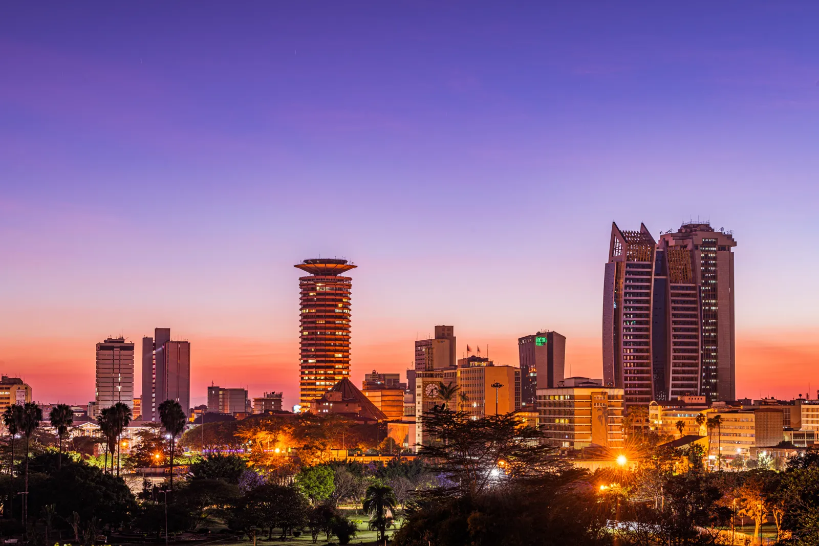 Les gratte-ciel du centre de Nairobi au coucher du soleil