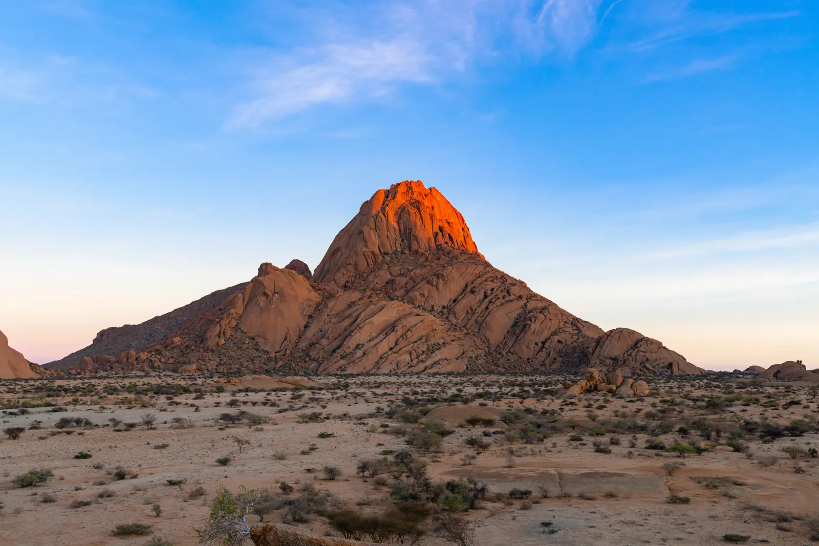 La piste menant aux pics de granit de la Spitzkoppe, en Namibie