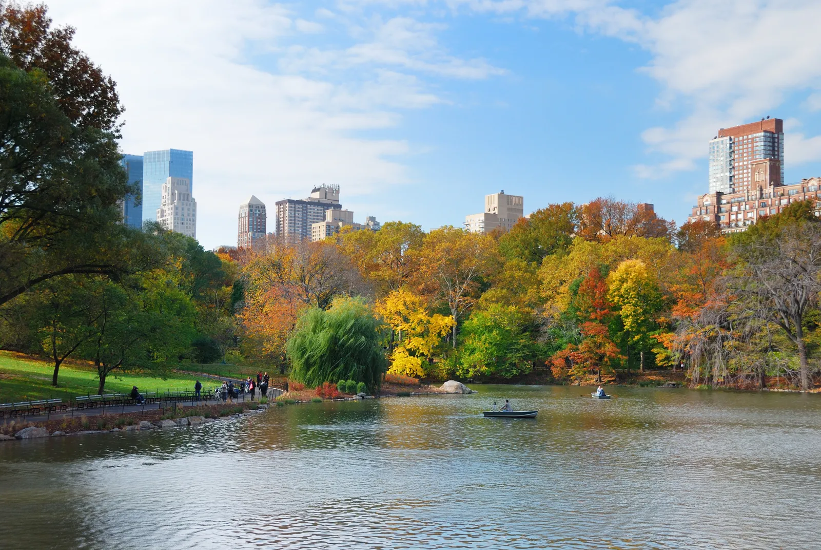 Météo à New York en février : températures, que faire et bons plans Lac de Central Park en automne avec les gratte-ciel de Manhattan, à New York