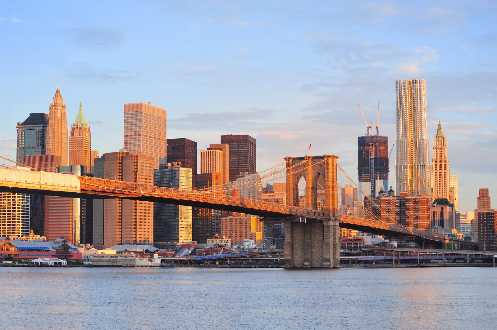 Le pont de Brooklyn et les gratte-ciel du sud de Manhattan au petit matin