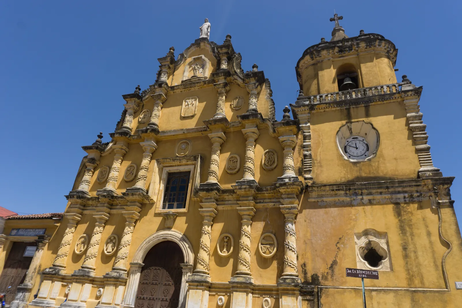 Voyage au Nicaragua : guide pratique, itinéraires et sécurité La cathédrale de León au Nicaragua