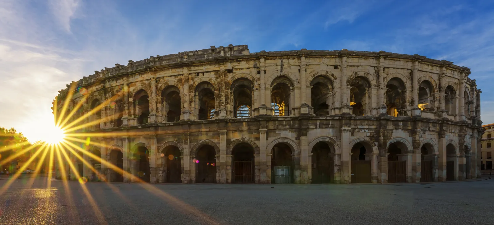 Visiter Nîmes : monuments romains et Pont du Gard Les arènes romaines de Nîmes au soleil couchant