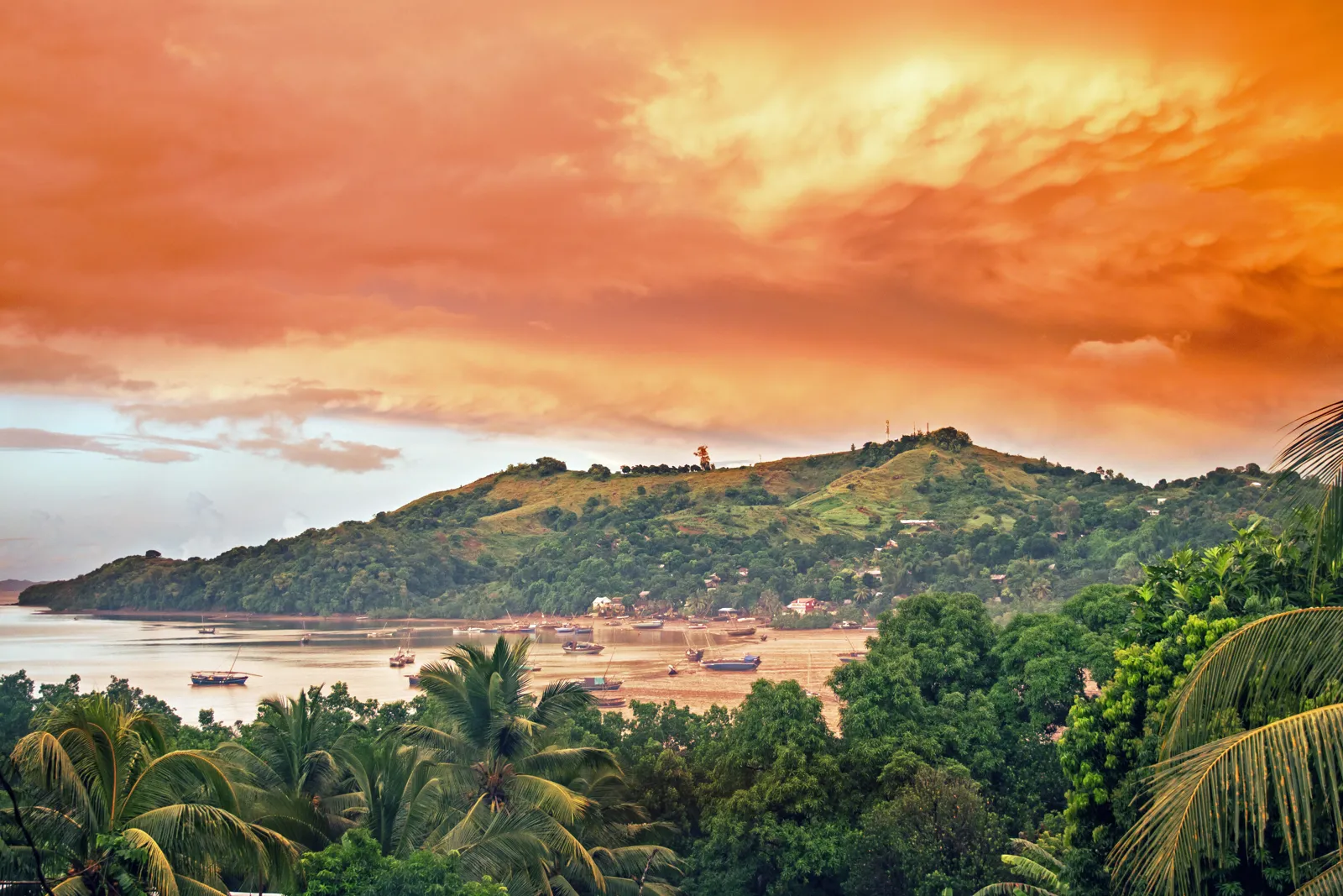 Lever du soleil sur Hell-Ville à Nosy Be, Madagascar
