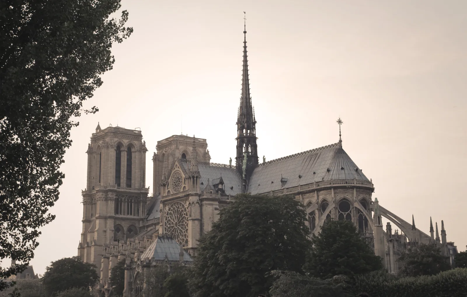 Notre-Dame de Paris, ses tours et sa flèche vues depuis le square Jean-XXIII
