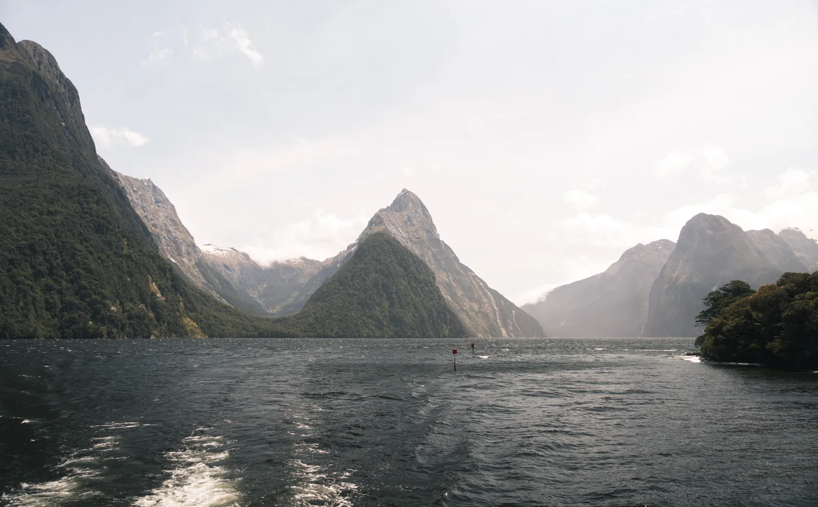 New Zealand travel guide: itineraries, road trips and budget Le fjord de Milford Sound en Nouvelle-Zélande