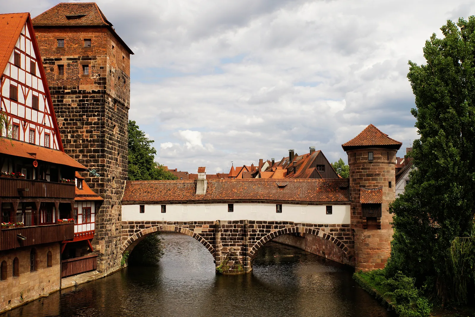 Visiter Nuremberg : château, vieille ville et marché de Noël Pont Henkersteg sur la Pegnitz à Nuremberg