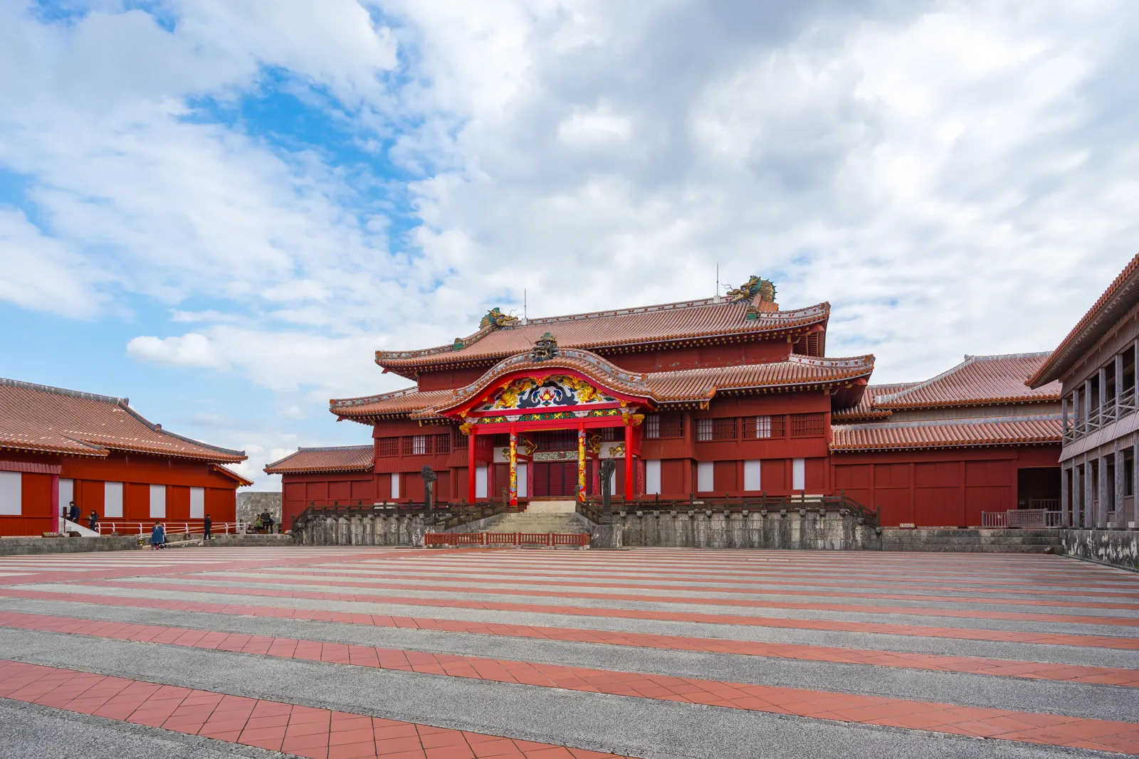 Okinawa : que faire, quand partir et comment y aller Le pavillon principal rouge du château de Shuri à Naha, Okinawa