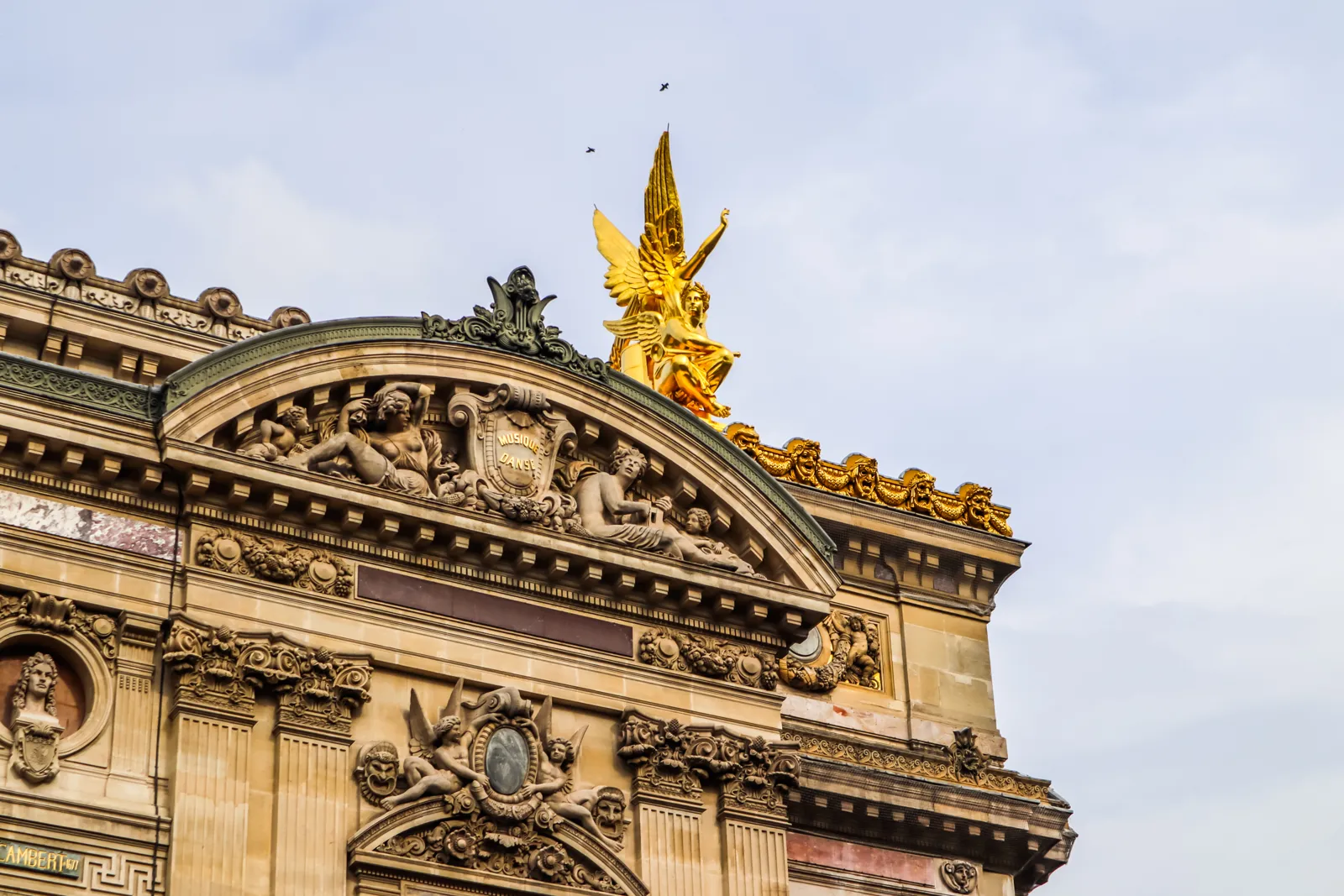 Les sculptures et le groupe doré qui couronnent la façade du Palais Garnier