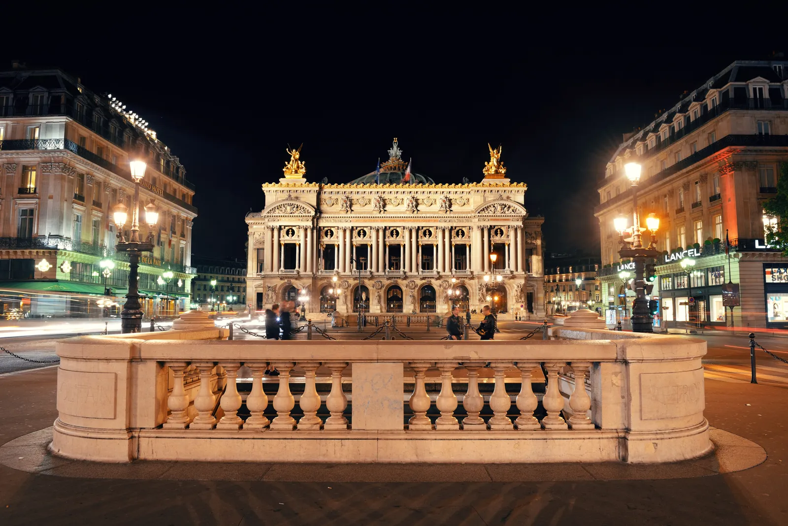 Le Palais Garnier illuminé la nuit, place de l'Opéra