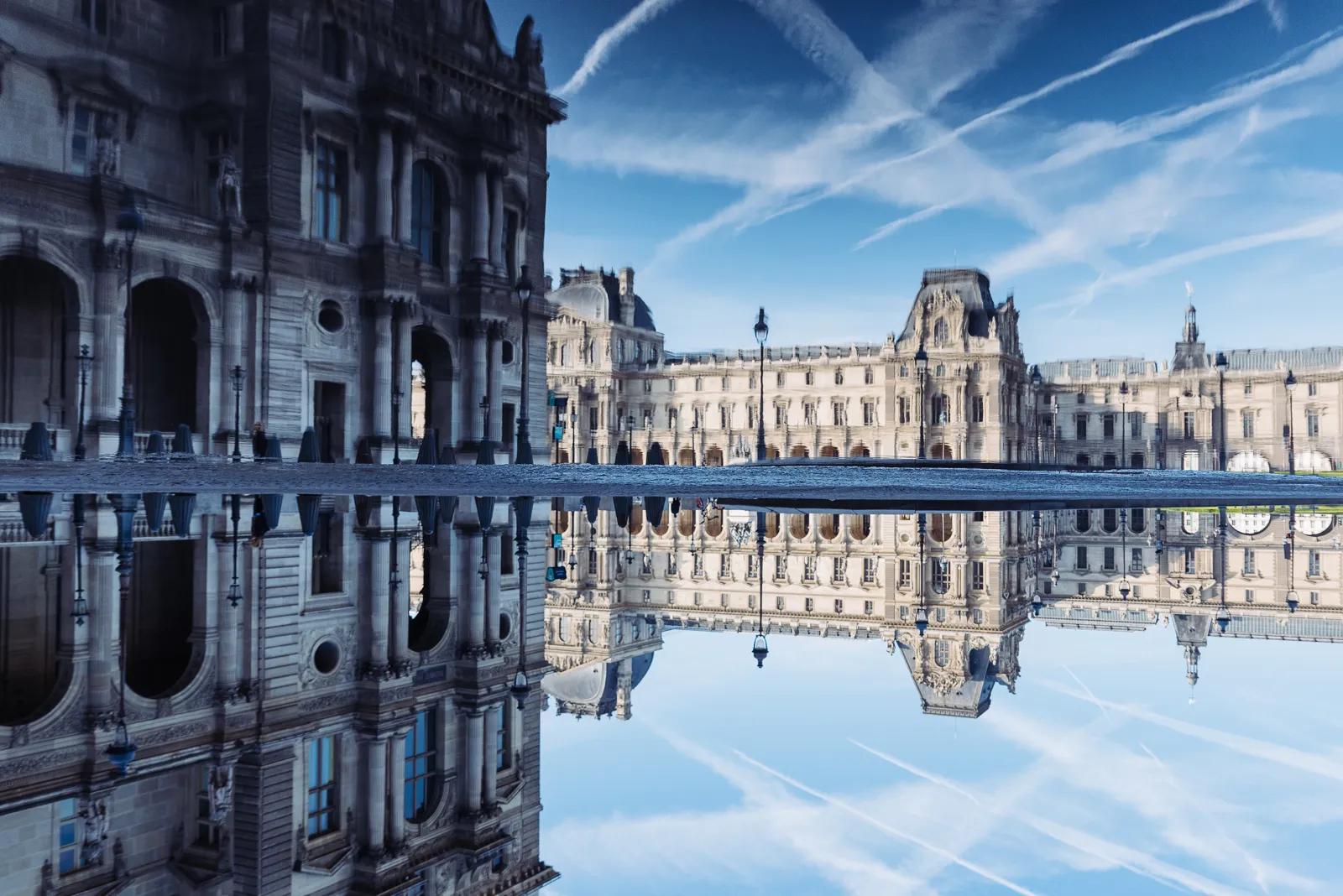 Visiter le Louvre : billets, horaires et parcours conseillés Le palais du Louvre se reflétant dans les bassins de la cour Napoléon