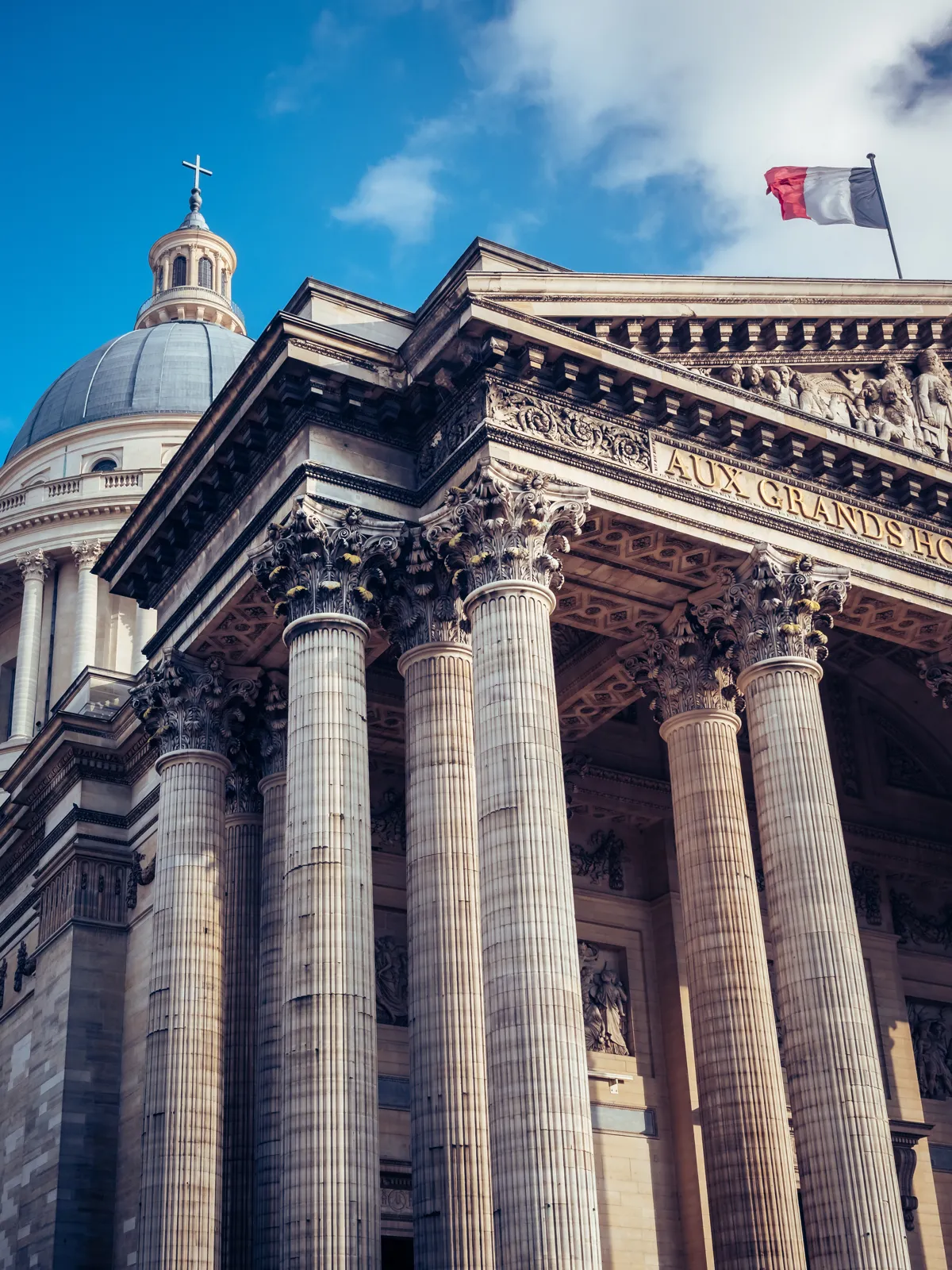 Le fronton et les colonnes corinthiennes du Panthéon de Paris surmontés du drapeau français