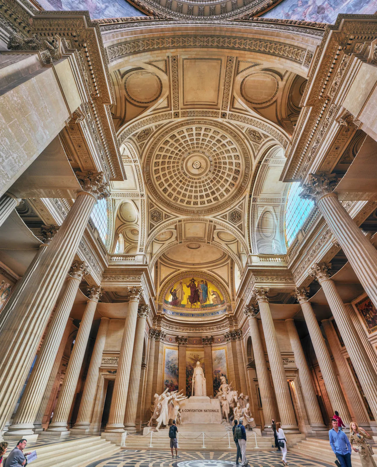 La nef du Panthéon de Paris, ses colonnes et sa coupole peinte