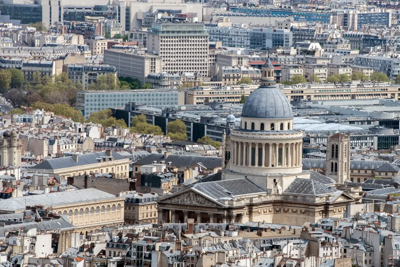 Le dôme du Panthéon au-dessus des toits du Quartier latin à Paris