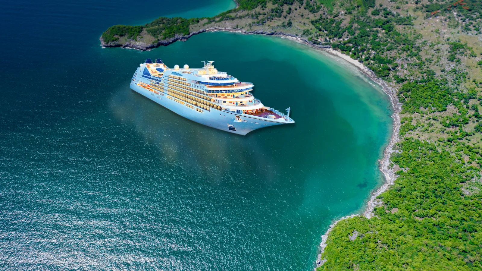 Paquebot de croisière blanc au large d'une île tropicale
