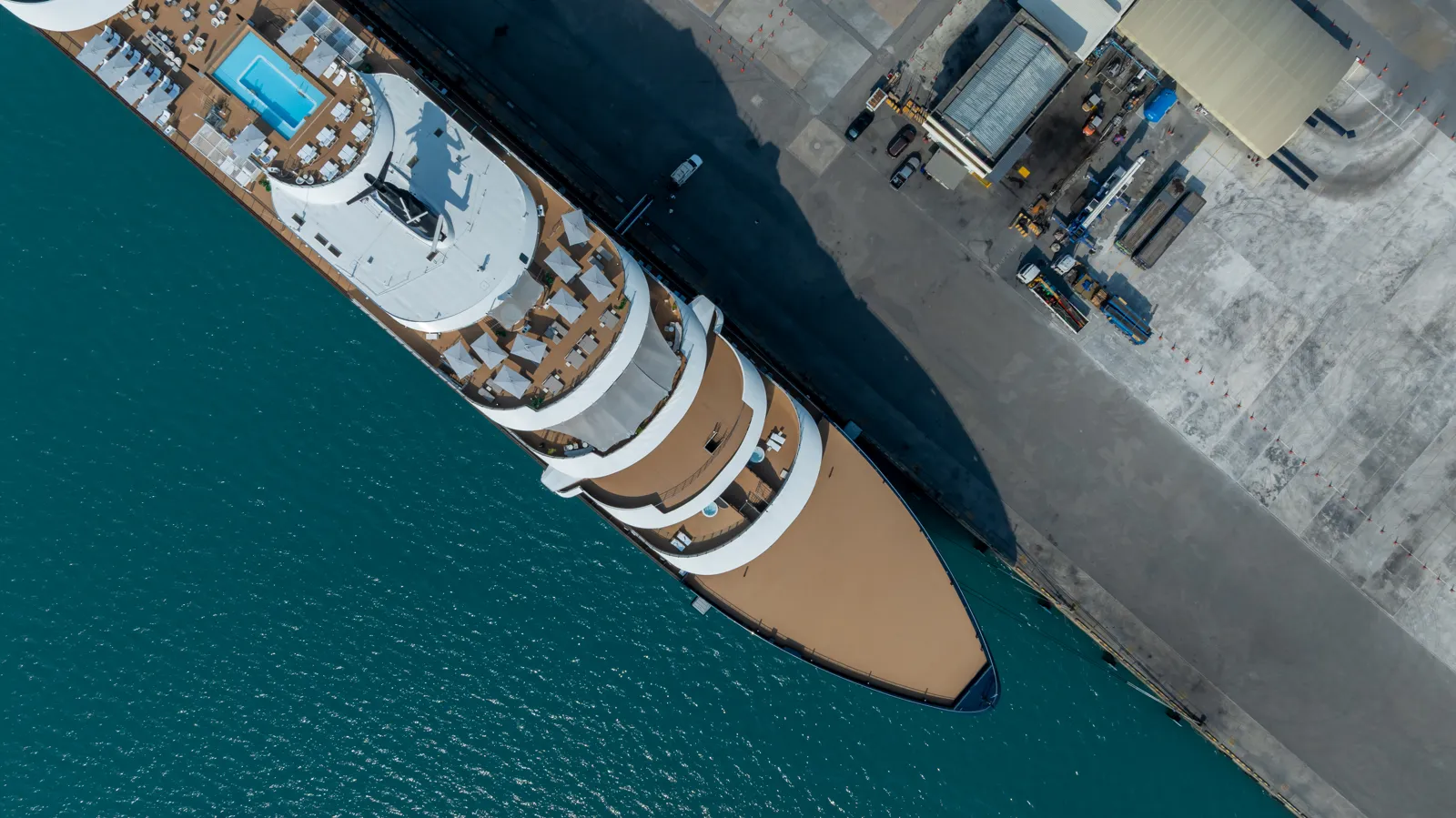 Costa Croisières : bateaux, formules et conseils Vue aérienne d'un paquebot de croisière sur une mer bleue calme