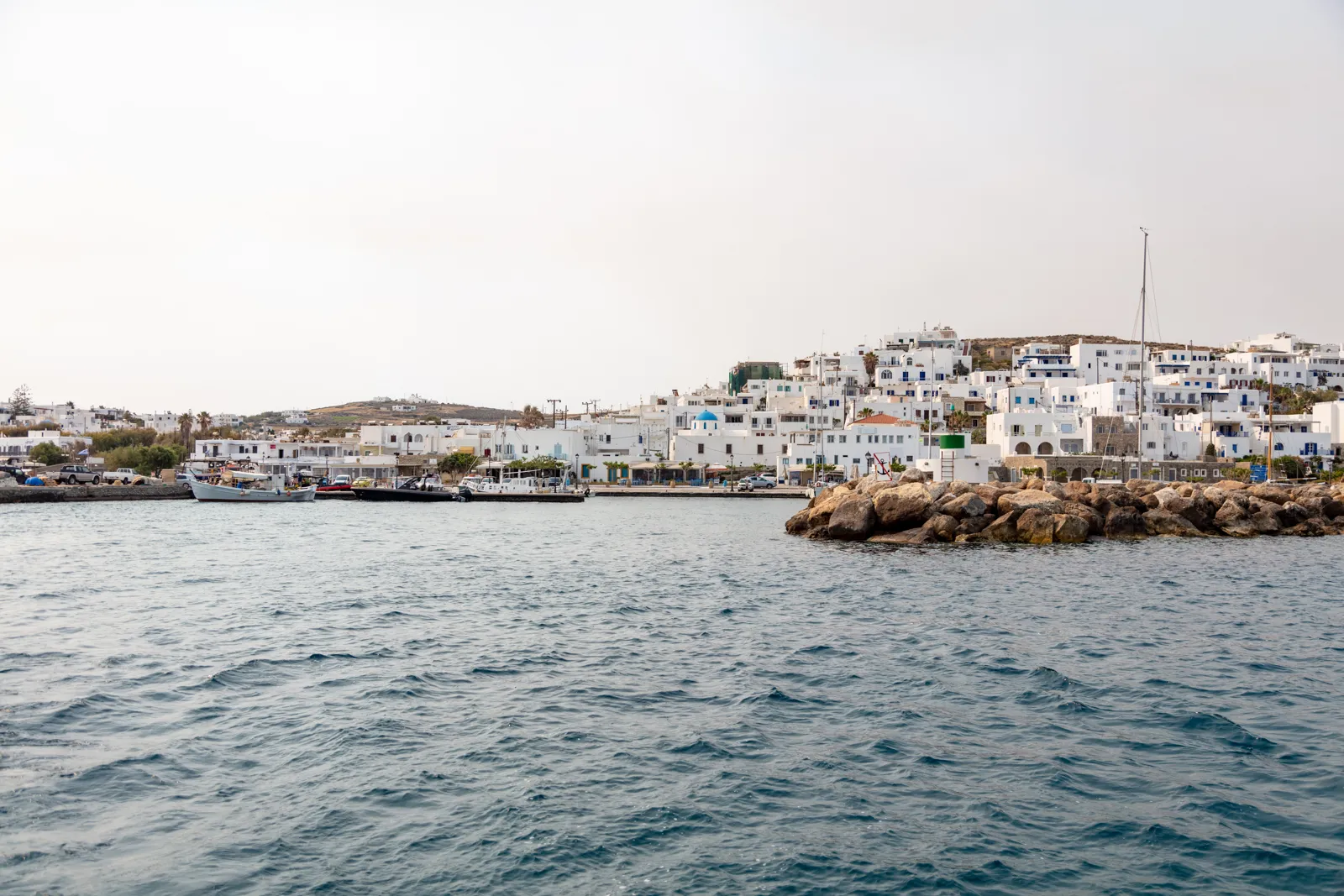 Que faire à Paros ? Visiter l'île, quand partir et budget Le port de Naoussa sur l'île de Paros dans les Cyclades