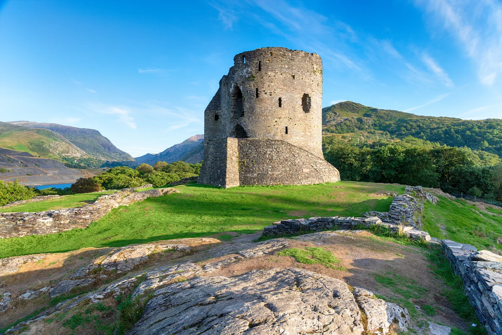 Voyage au Pays de Galles : incontournables, itinéraires et climat Le château de Dolbadarn dans le parc national de Snowdonia au pays de Galles