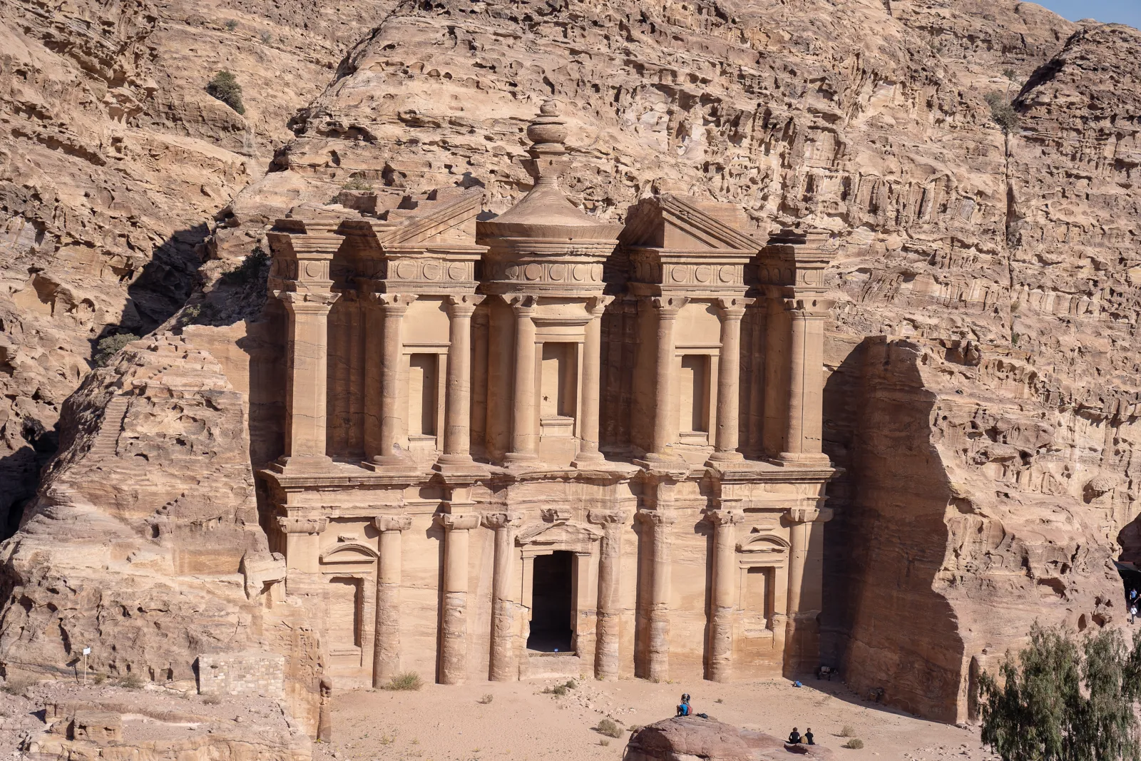 Visiter Pétra : billets, Jordan Pass, itinéraire et meilleure période Monument nabatéen taillé dans la roche à Pétra en Jordanie