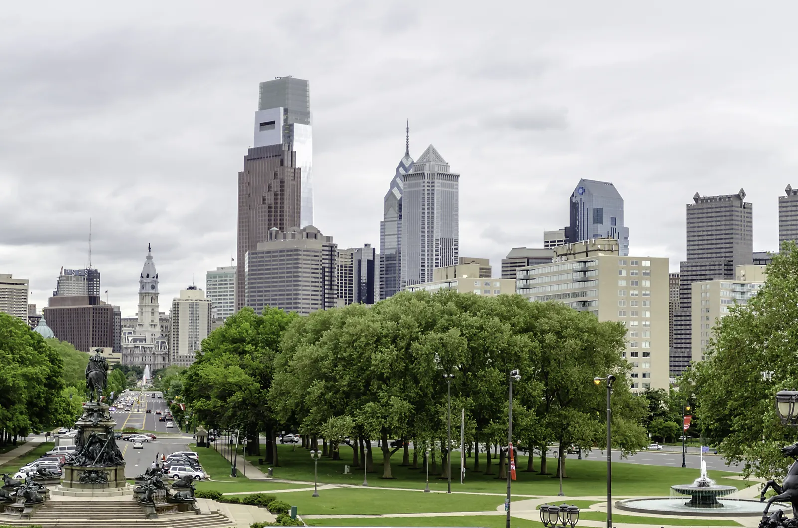 Visiter Philadelphie : que faire, itinéraire et climat Benjamin Franklin Parkway et skyline de Philadelphie