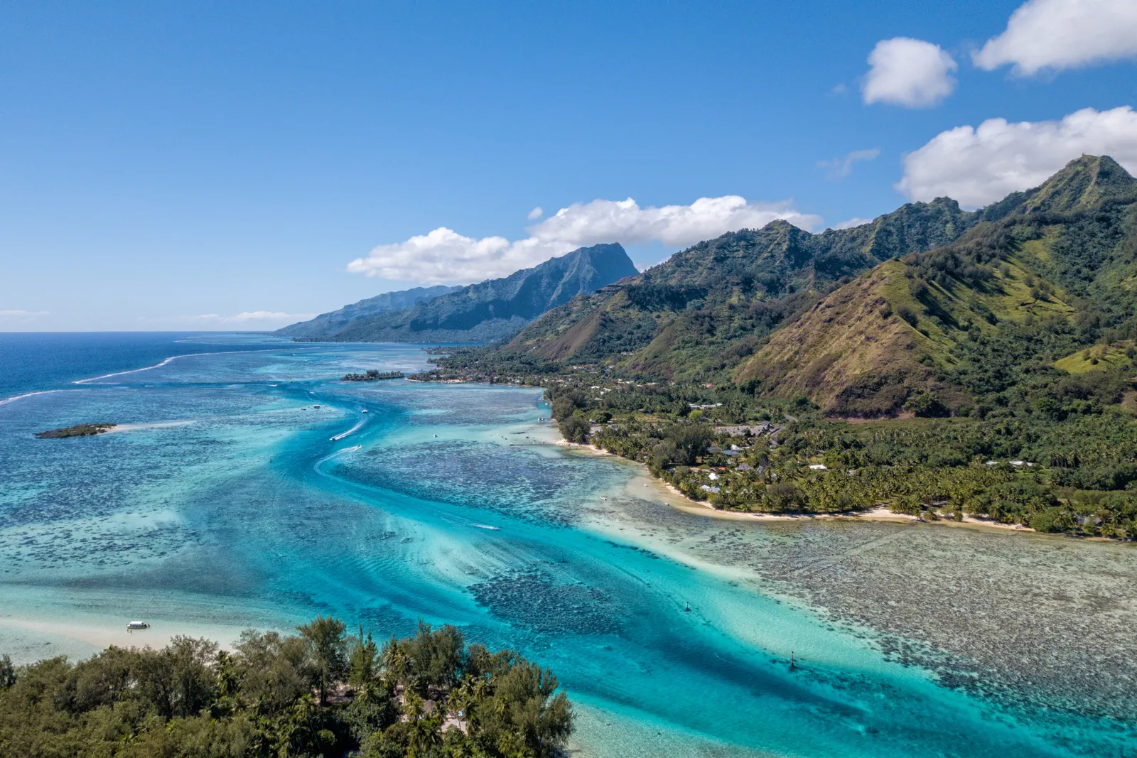Vue aérienne du lagon de l'île de Moorea, en Polynésie française