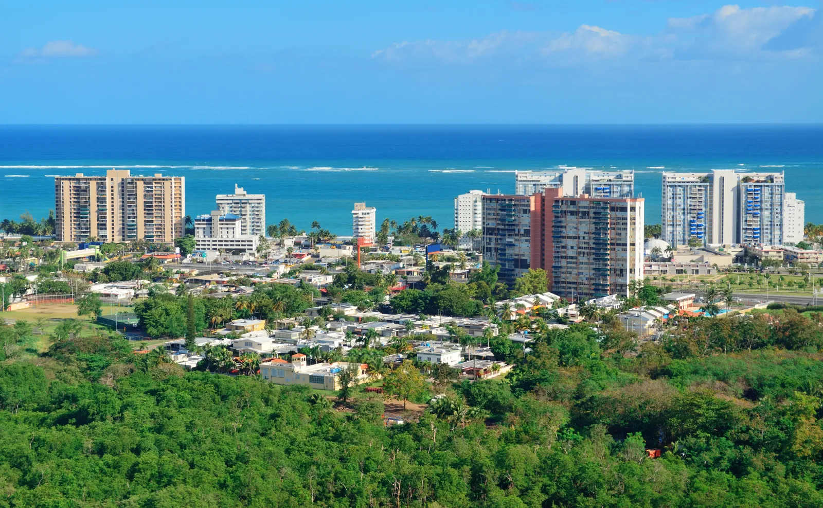 Vue aérienne de San Juan et de la mer des Caraïbes, à Porto Rico