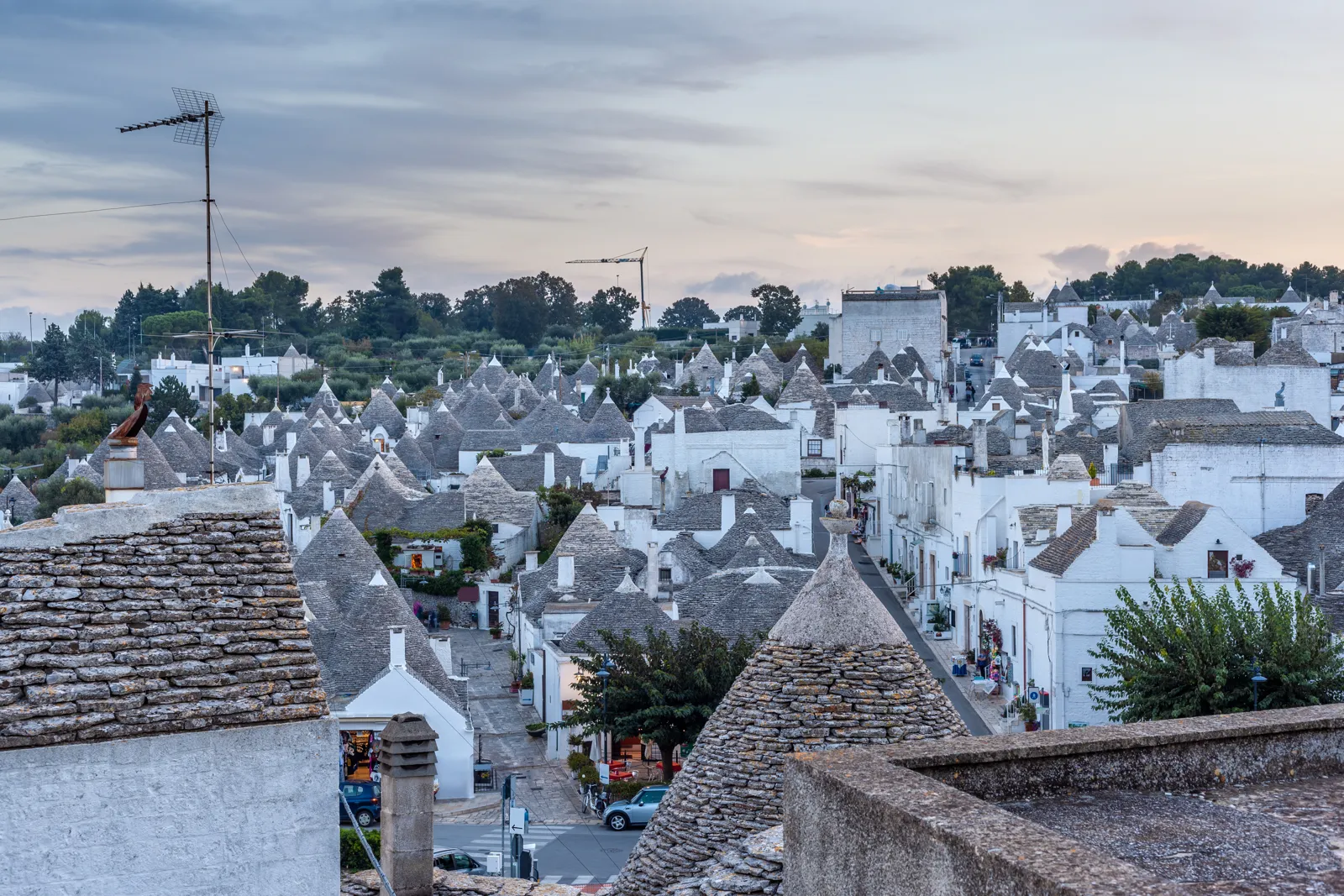 Visiter les Pouilles : que faire, itinéraires et conseils de voyage Les toits coniques des trulli d'Alberobello dans les Pouilles