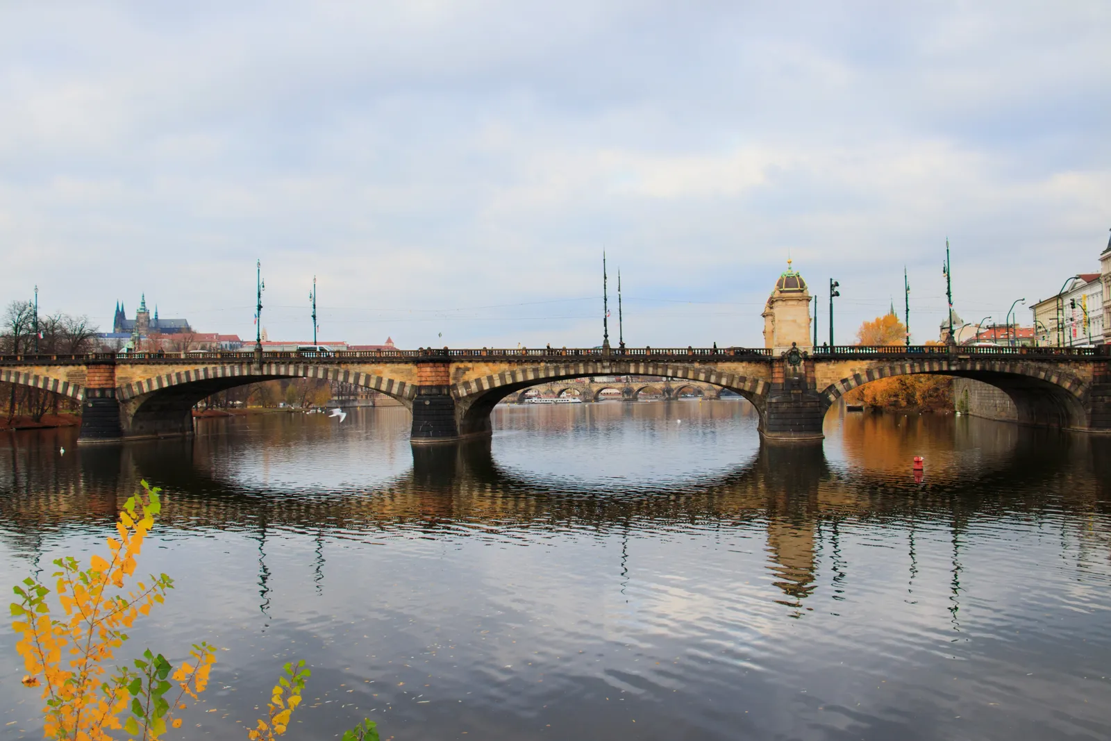 Visiter Prague : que faire, quand partir, où dormir Le pont Charles sur la Vltava à Prague