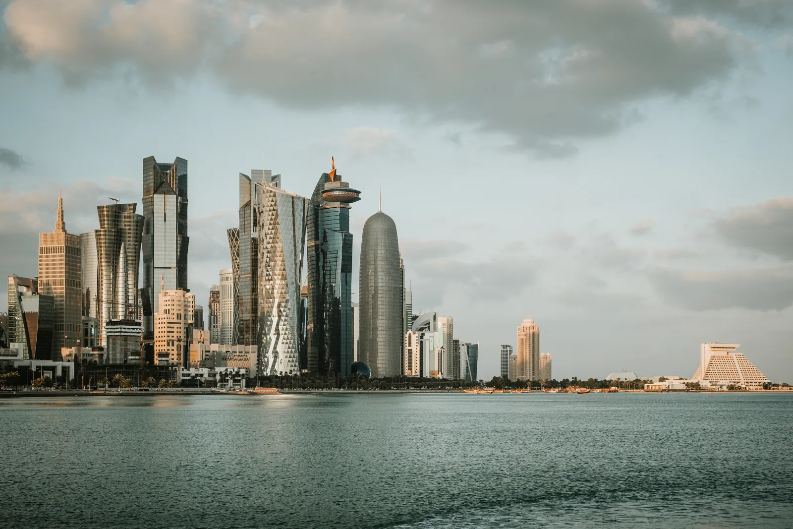 Décalage horaire Qatar : quelle heure est-il ? Les gratte-ciel du centre de Doha au Qatar