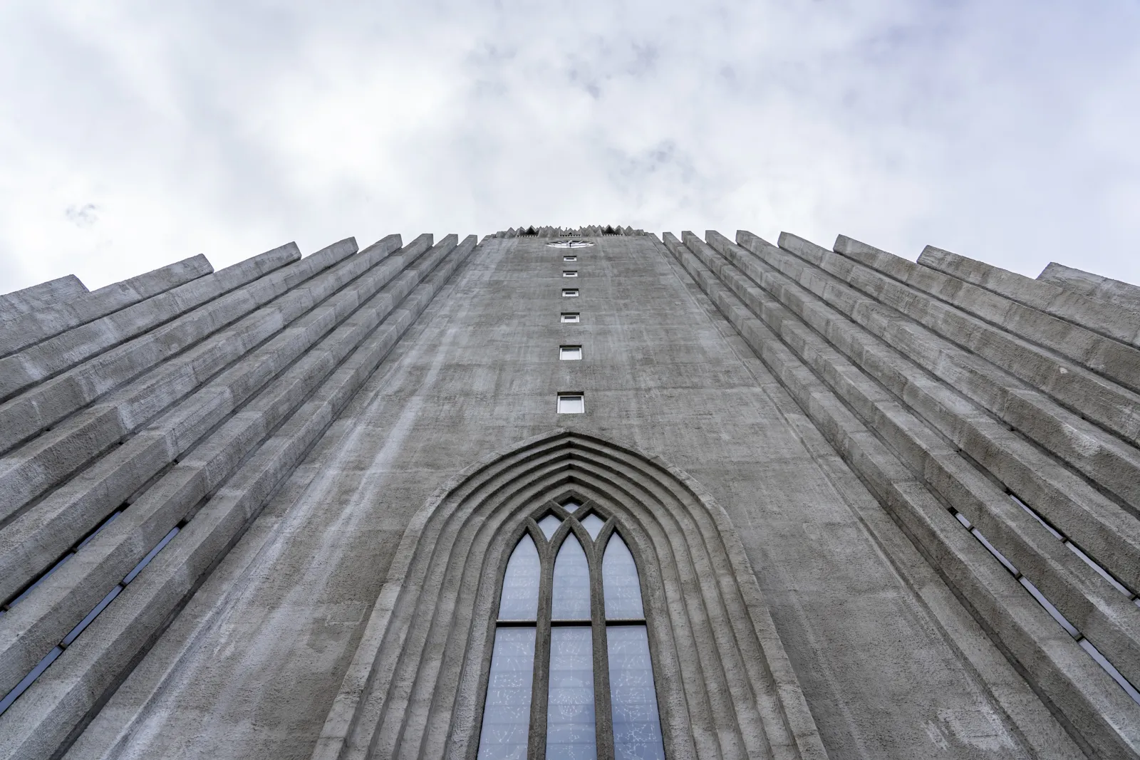 Que faire à Reykjavik ? Incontournables, aurores et climat La façade de béton de l'église Hallgrímskirkja à Reykjavik