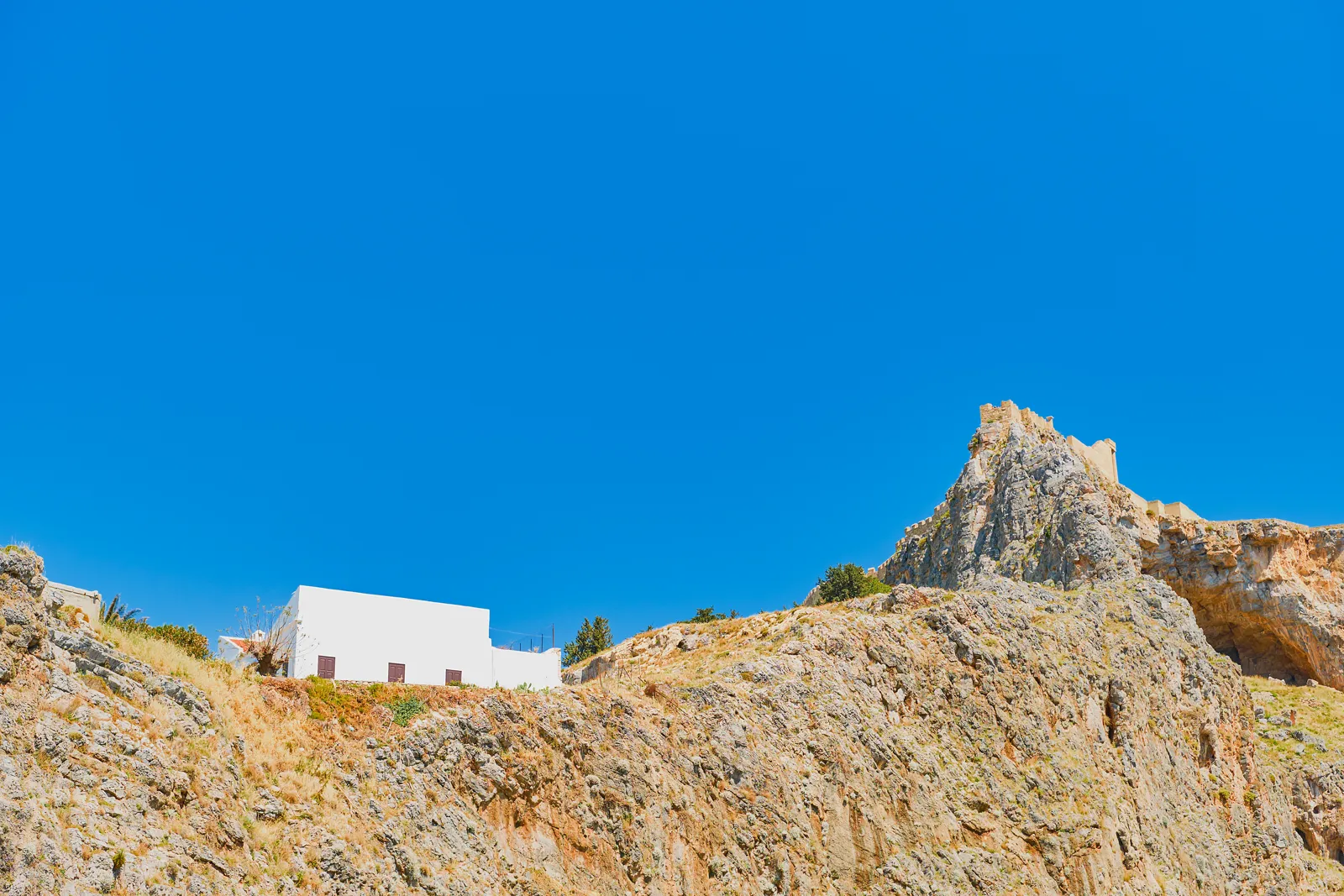 Visiter Rhodes : que faire, quand partir, où dormir L'acropole et le village blanc de Lindos sur l'île de Rhodes