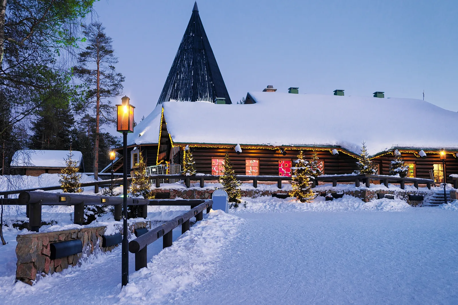 Laponie finlandaise : Rovaniemi, aurores boréales et que faire Le village du Père Noël à Rovaniemi au coucher du soleil, en Laponie