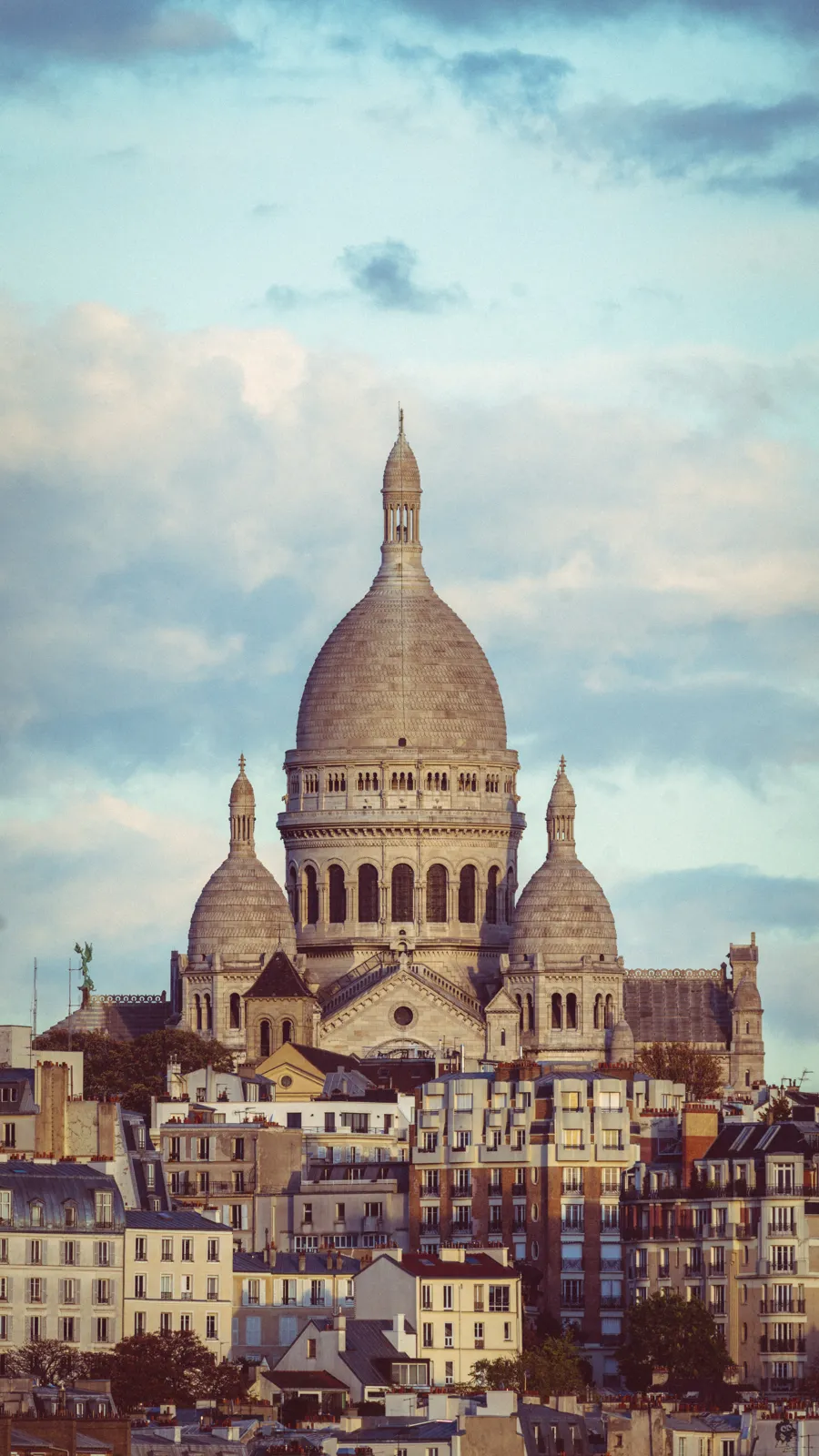 La basilique du Sacré-Cœur dominant les immeubles de Montmartre