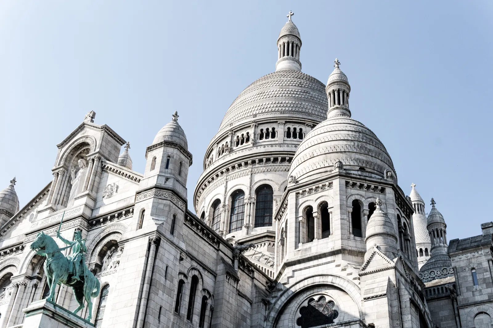Les coupoles blanches et la statue équestre de la façade du Sacré-Cœur