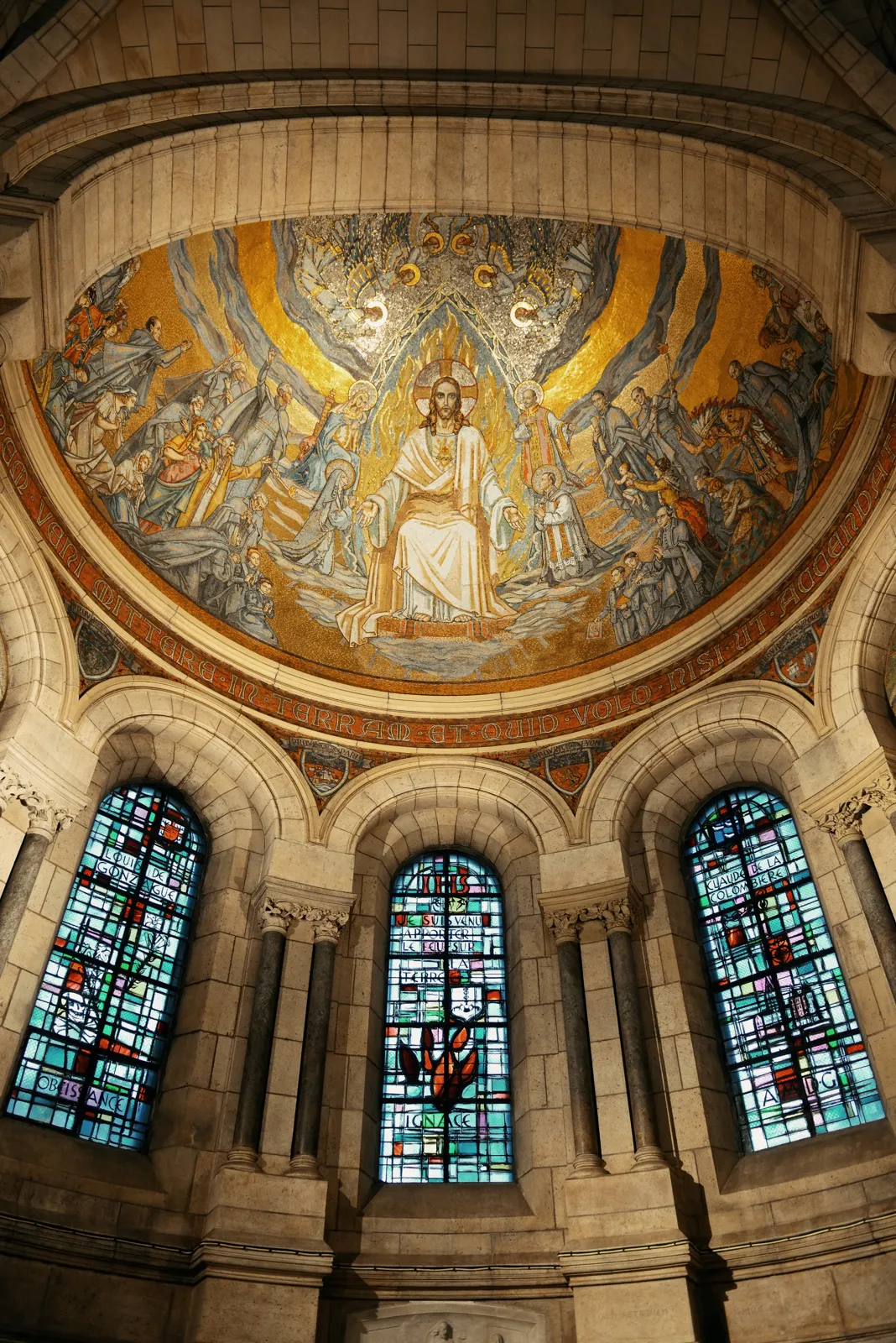 La mosaïque du Christ en gloire au-dessus du chœur du Sacré-Cœur