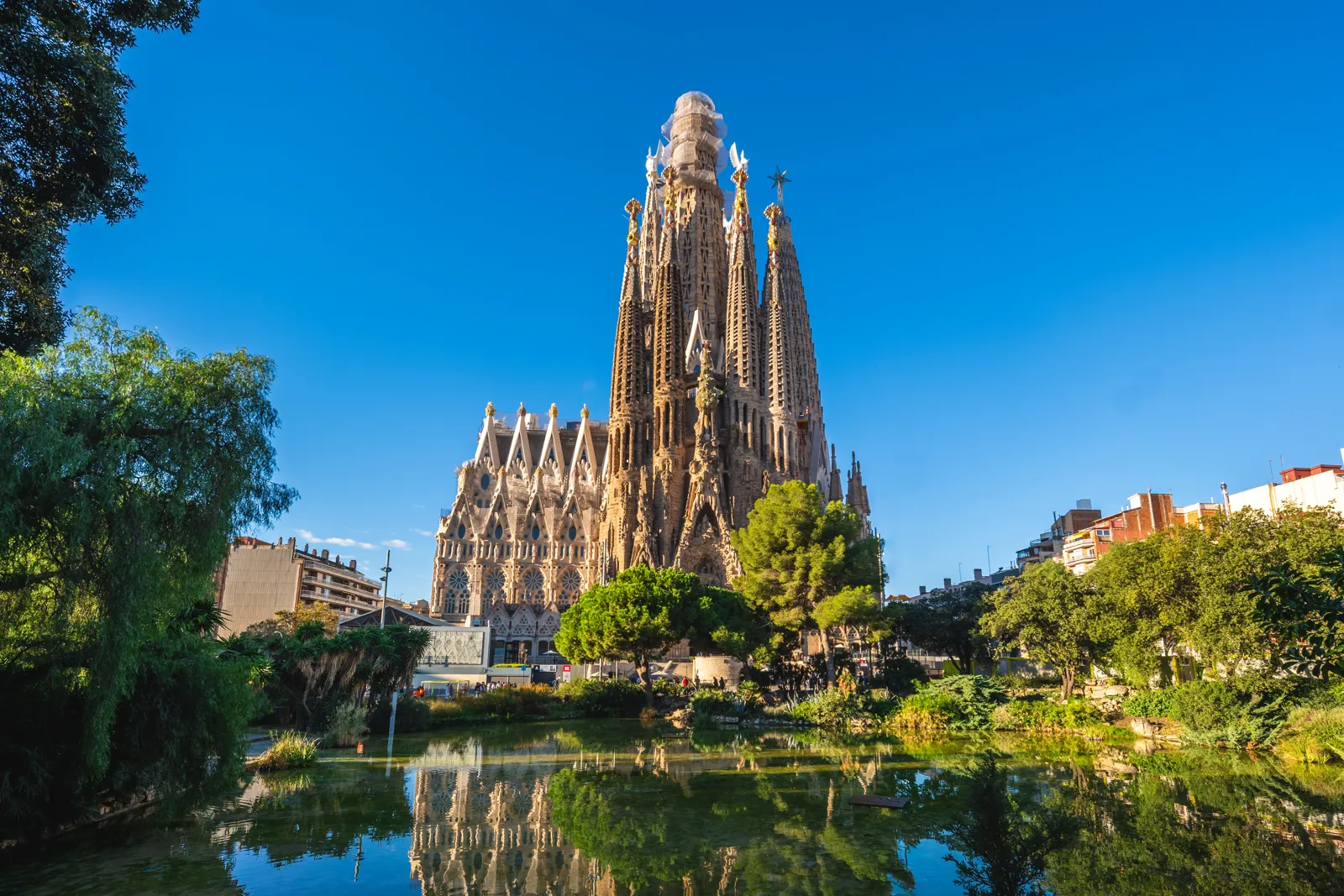 La Sagrada Família se reflétant dans le bassin de la plaça de Gaudí