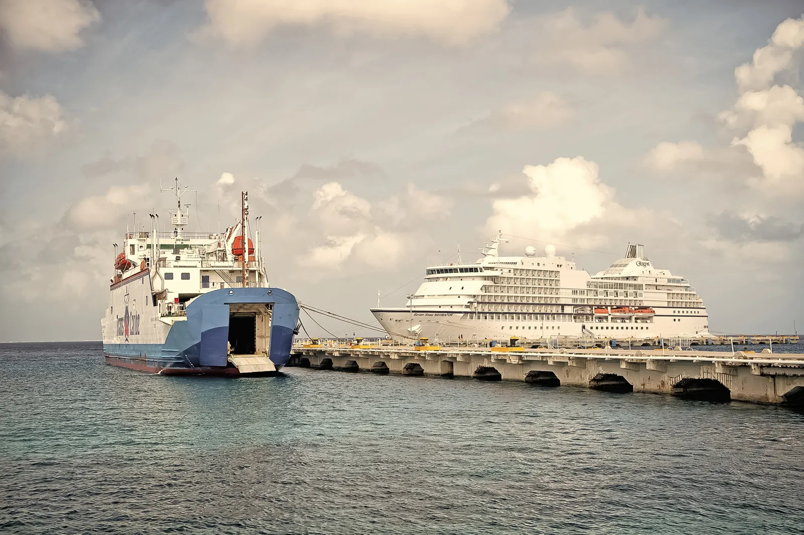 Croisière dans les Caraïbes : itinéraires et meilleure période Grand paquebot de croisière dans une baie de Sainte-Lucie, aux Caraïbes