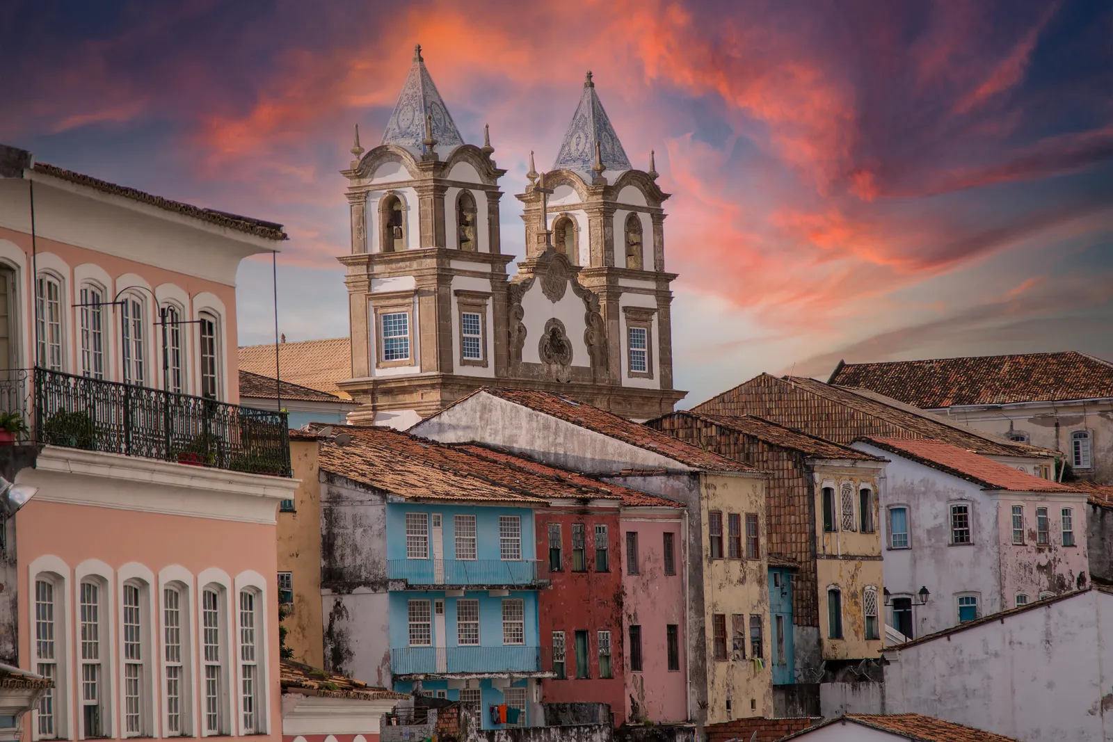 Façades colorées et église du Pelourinho à Salvador de Bahia