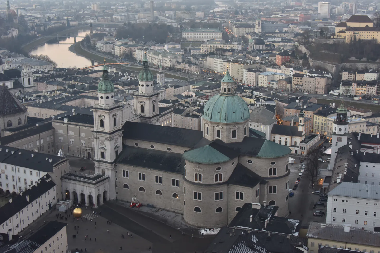 Que faire à Salzbourg ? Incontournables, itinéraires et climat La vieille ville de Salzbourg et sa cathédrale vues depuis la forteresse