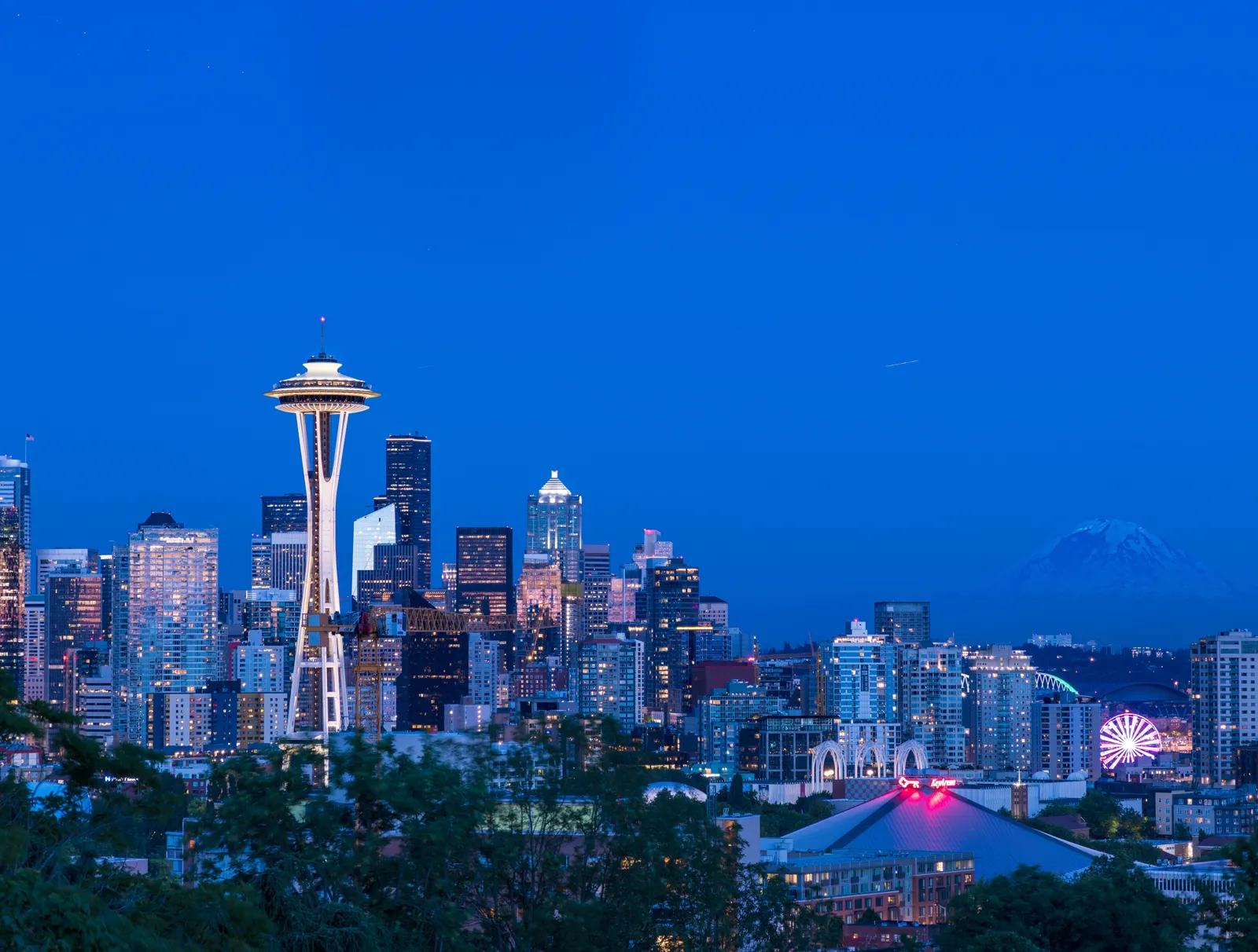 Que faire à Seattle ? Incontournables, itinéraire et climat Skyline de Seattle et la Space Needle au crépuscule