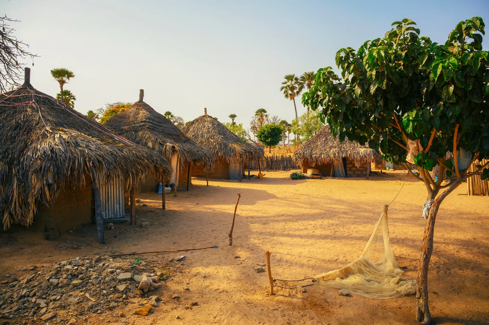 Voyage au Sénégal : guide pratique, itinéraires et budget Village traditionnel aux maisons en terre au Sénégal