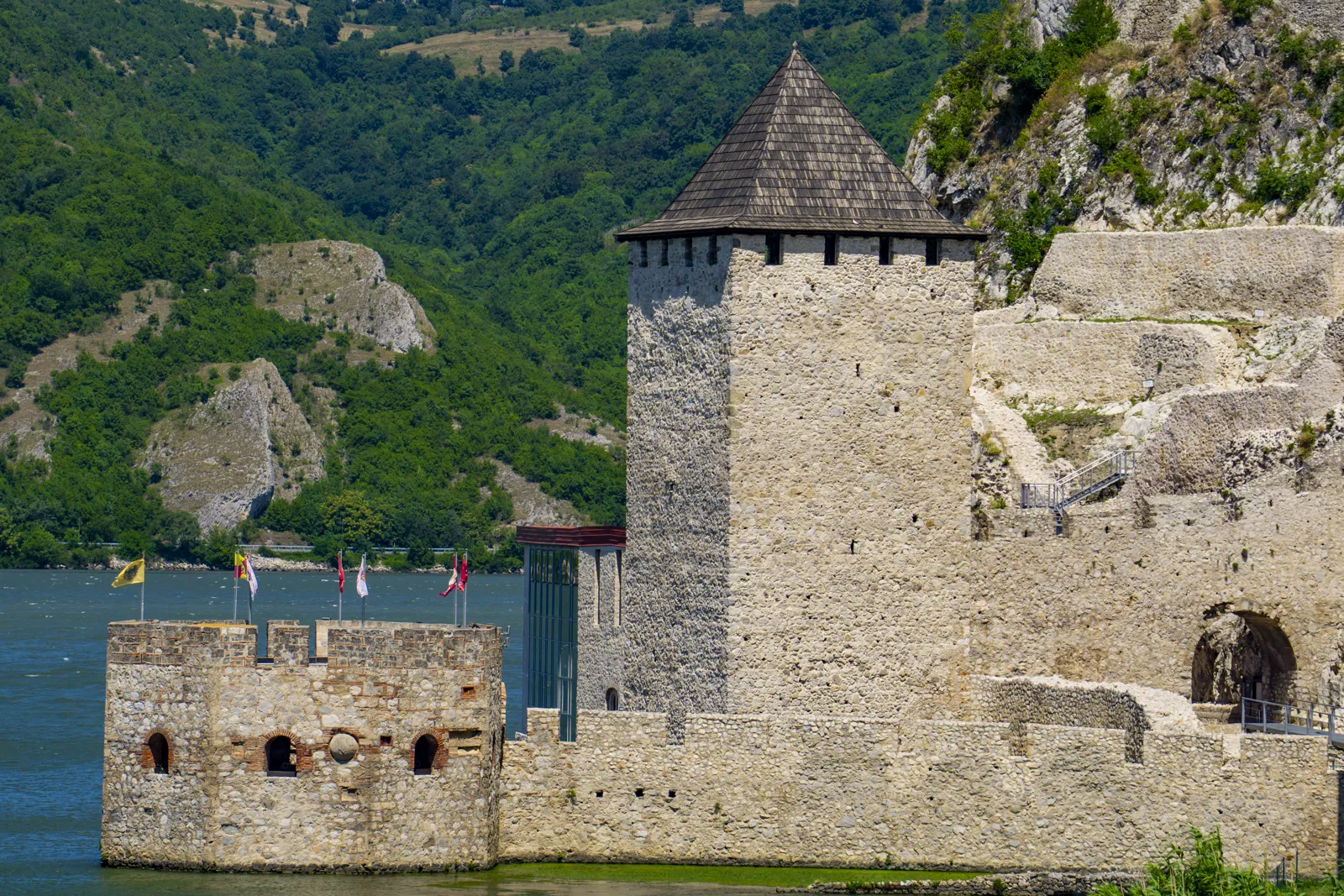 Voyage en Serbie : incontournables, itinéraires et climat Forteresse médiévale de Golubac au bord du Danube en Serbie