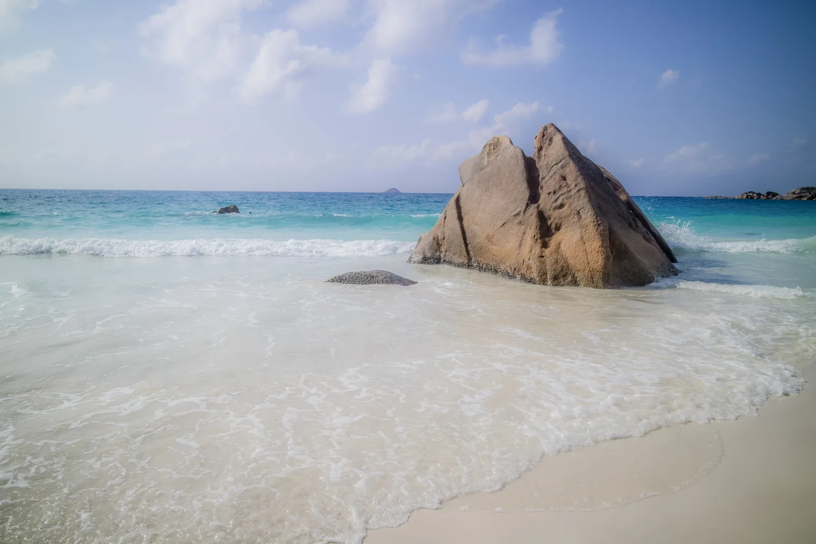 Voyage aux Seychelles : guide complet pour préparer votre séjour Rocher de granit sur la plage d'Anse Lazio, à Praslin