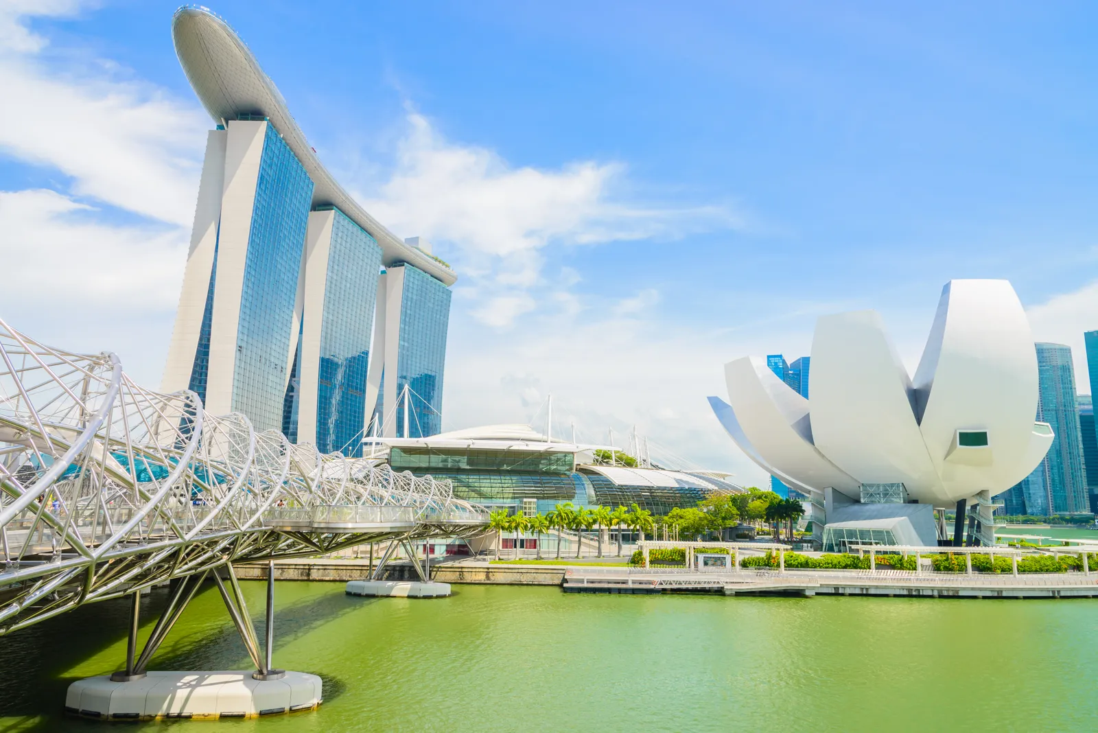 Voyage à Singapour : guide pratique, que voir et budget Le Helix Bridge et le Marina Bay Sands à Singapour
