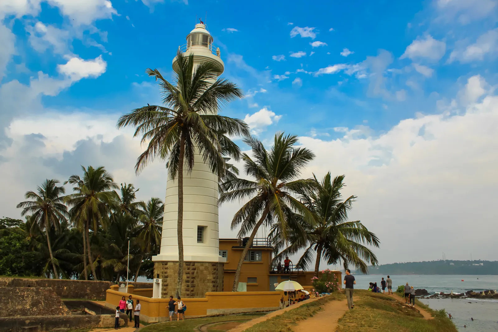 Phare du fort de Galle et palmiers au bord de l'océan Indien