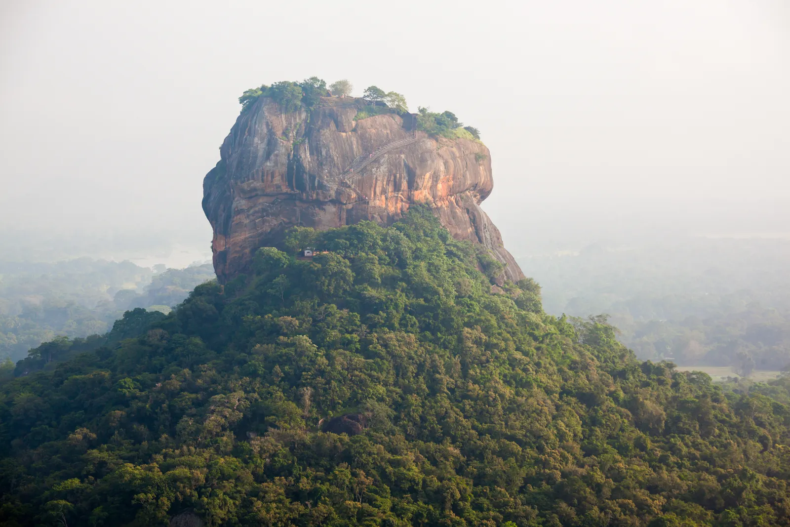 Voyage au Sri Lanka : guide pratique, itinéraires et budget Rocher du Lion de Sigiriya vu depuis le rocher de Pidurangala, près de Dambulla
