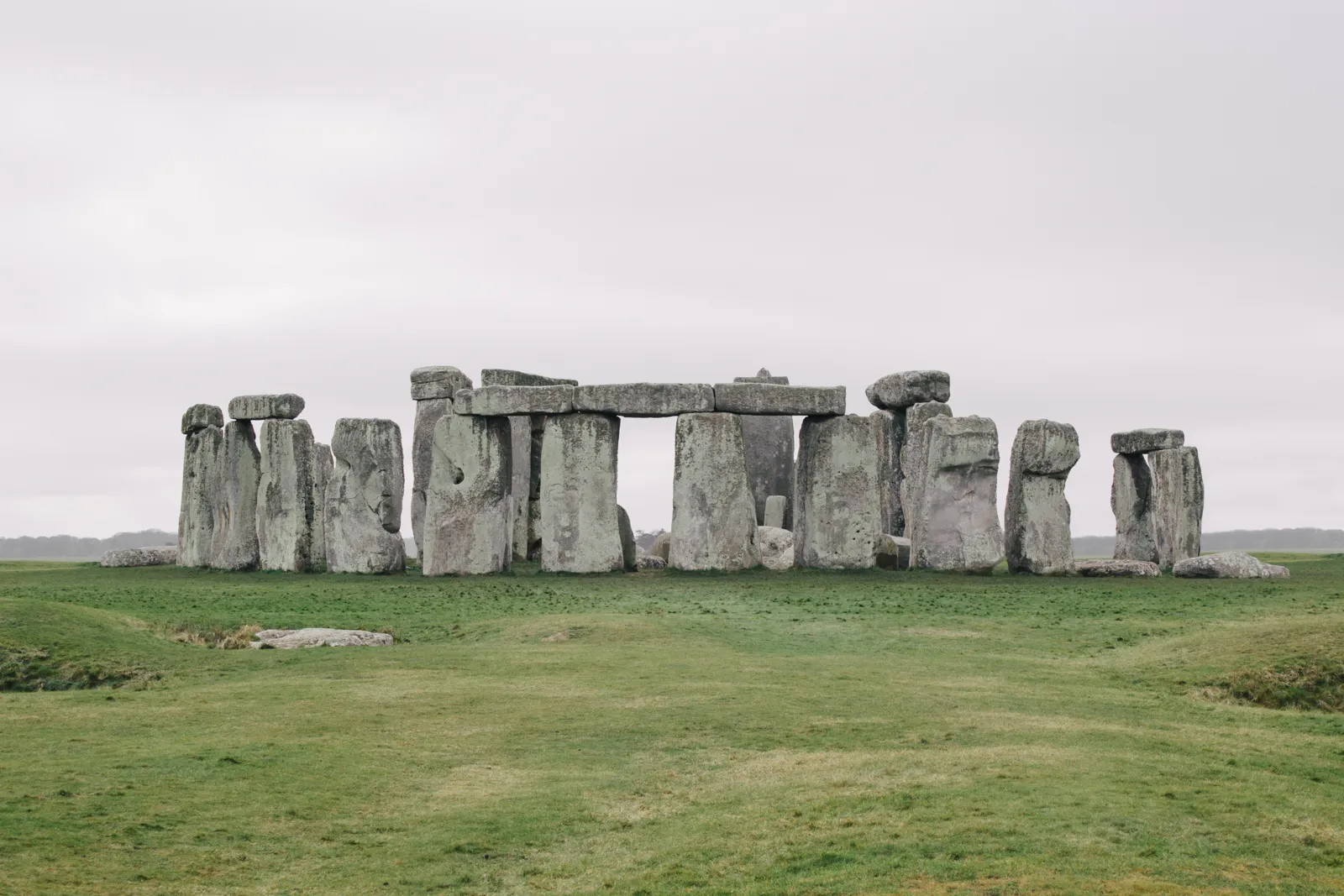 Visiter Stonehenge : billets, horaires, accès depuis Londres Le cercle de mégalithes de Stonehenge dans la plaine de Salisbury